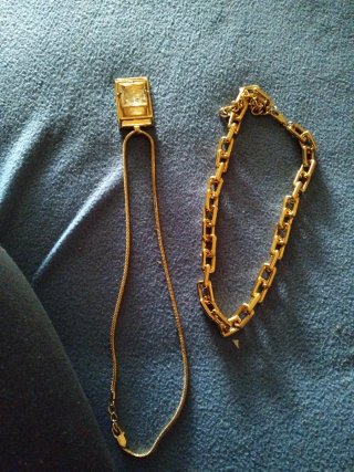 Dos cadenas doradas y plateadas