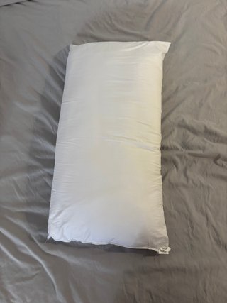 Edredón y almohada blancos
