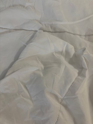 Edredón y almohada blancos