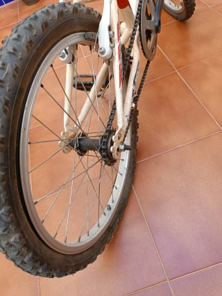 Bicicleta BMX Roja y Blanca