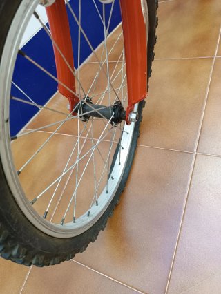 Bicicleta BMX Roja y Blanca