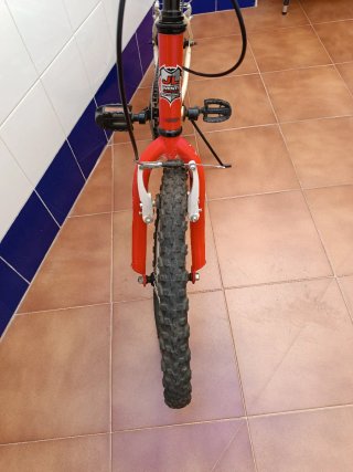 Bicicleta BMX Roja y Blanca