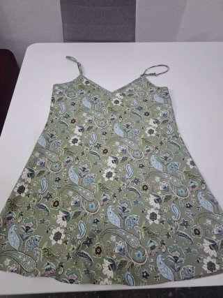 Vestido corto verde con estampado paisley