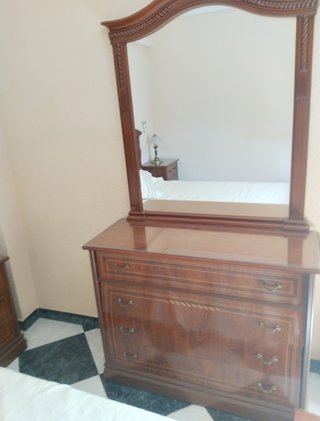 Dormitorio: cabecero, cama, 2 mesitas, armario