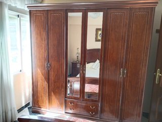 Dormitorio: cabecero, cama, 2 mesitas, armario