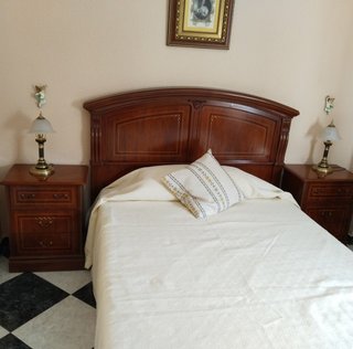 Dormitorio: cabecero, cama, 2 mesitas, armario