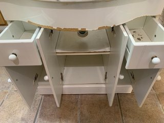 Lavabo con mueble de madera y mármol