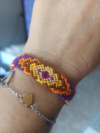 Pulsera de hilos tejida