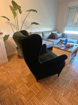 Sillón orejero verde de terciopelo
