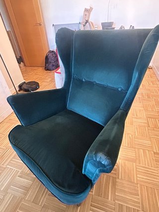 Sillón orejero verde de terciopelo