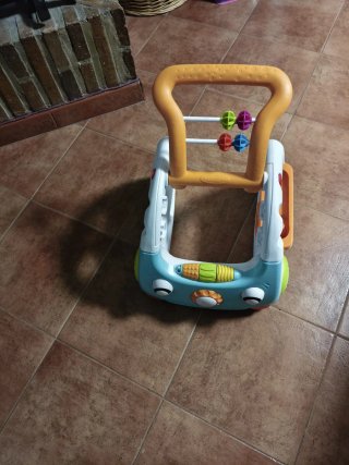 Correpasillos infantil con sonajero y abaco