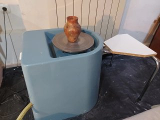 Torno alfarero y herramientas de cerámica