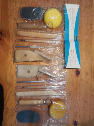 Torno alfarero y herramientas de cerámica