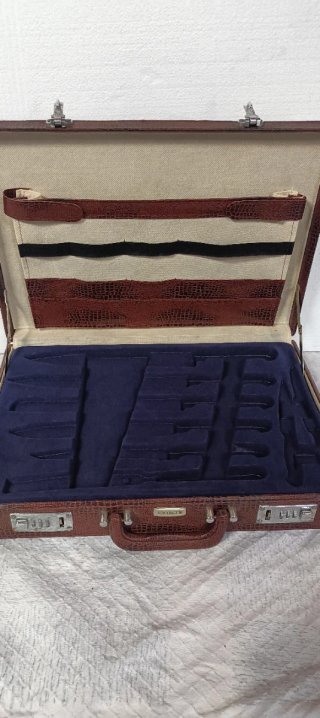 Maletín ejecutivo marrón con combinación