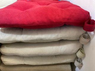 Cojines de tela rojos y beige ikea
