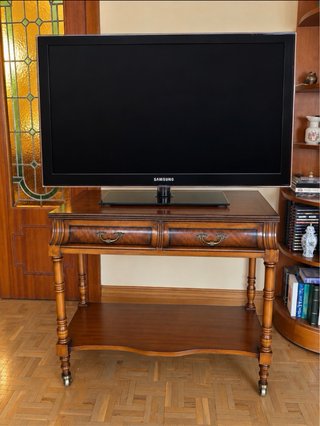 Mesa TV de madera clásica con cajones y ruedas