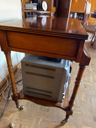 Mesa TV de madera clásica con cajones y ruedas