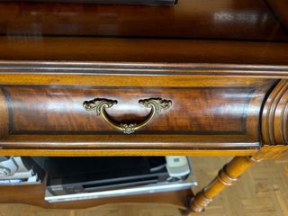 Mesa TV de madera clásica con cajones y ruedas