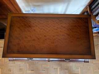 Mesa TV de madera clásica con cajones y ruedas