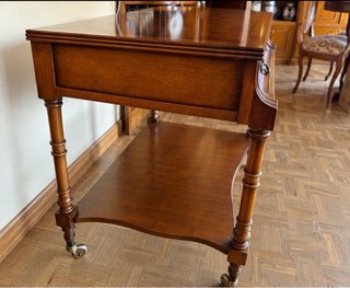 Mesa TV de madera clásica con cajones y ruedas