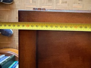 Mesa TV de madera clásica con cajones y ruedas