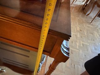 Mesa TV de madera clásica con cajones y ruedas