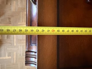 Mesa TV de madera clásica con cajones y ruedas
