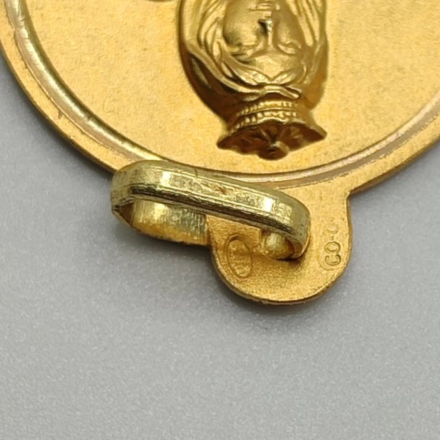 00798 Medalla Virgen con Niño Oro 18k