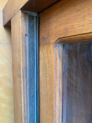 Vitrina de madera y cristal