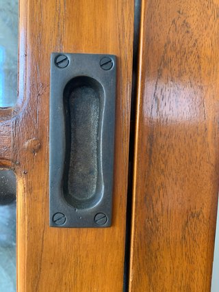 Vitrina de madera y cristal