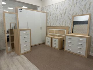 Dormitorio: Cabecero, 2 Mesitas y Cómoda