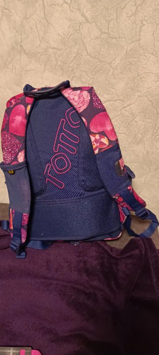 Mochila juvenil Totto con corazones.poco uso