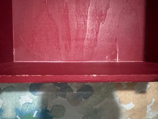Caja de madera roja con asas