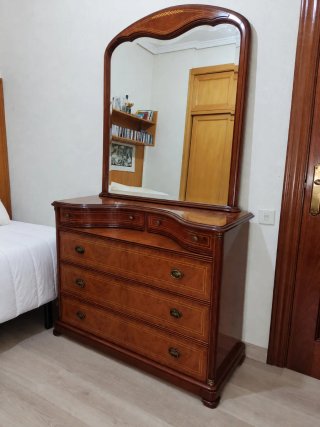Cómoda clásica con espejo