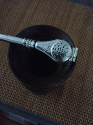 Recipiente para mate de madera y metal