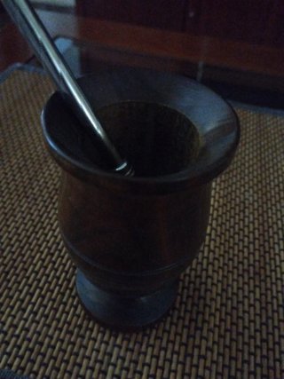 Recipiente para mate de madera y metal