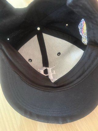 Gorra Negra con Letra R