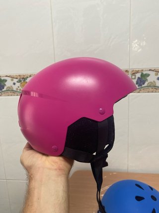 Casco rosa, blanco y azul