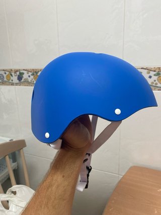 Casco rosa, blanco y azul