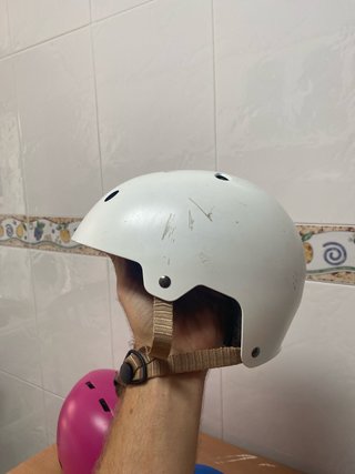 Casco rosa, blanco y azul