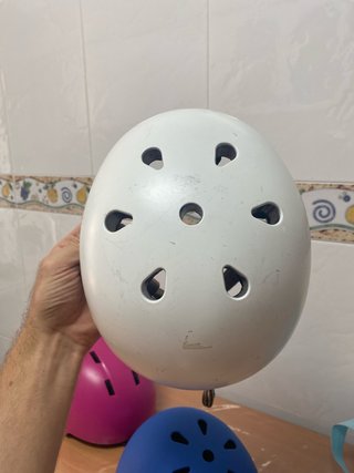 Casco rosa, blanco y azul