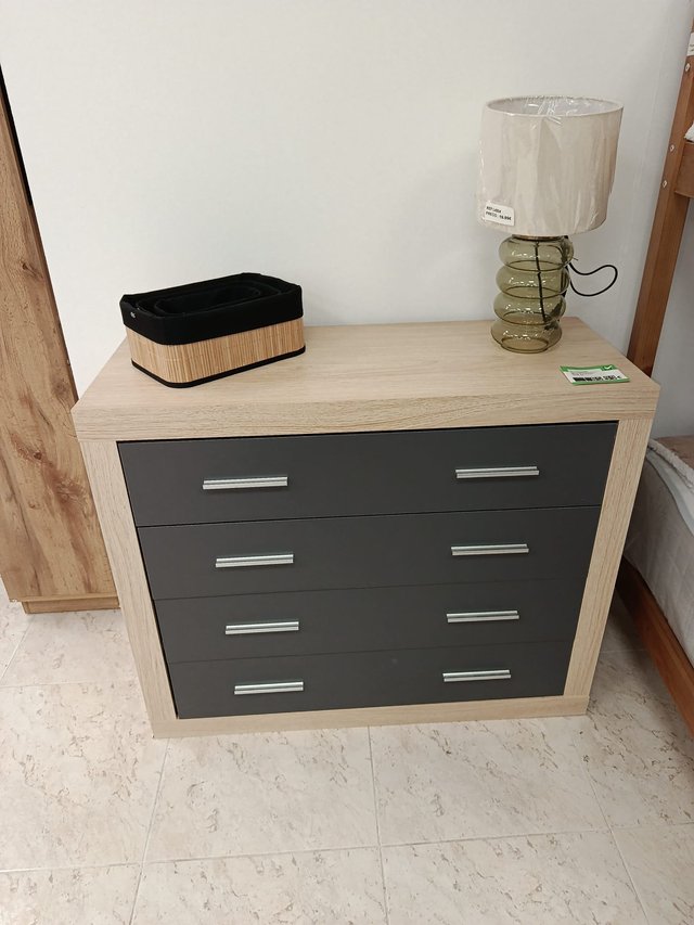 Dormitorio: Cabecero, 2 Mesitas y Cómoda