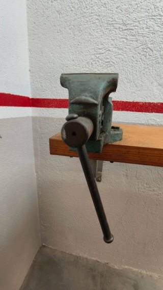 Banco de trabajo 90x35cm con tornillo