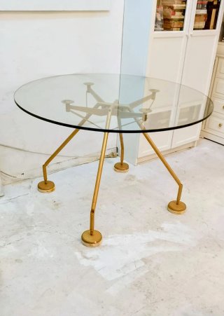 Mesa redonda cristal y metal dorado.