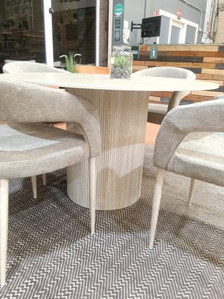 Mesa de comedor redonda beige y marrón