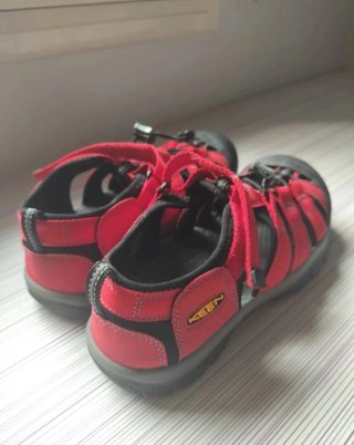 Zapatillas deportivas rojas y negras