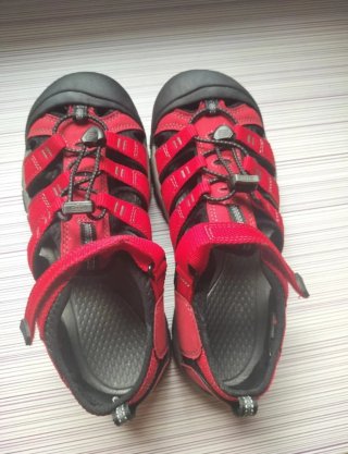 Zapatillas deportivas rojas y negras