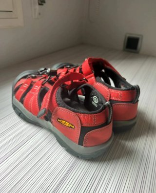 Zapatillas deportivas rojas y negras