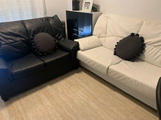 Sofá negro 2 plazas y blanco de 3