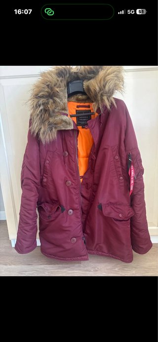 Chaqueta Alpha Industries Burdeos con Capucha